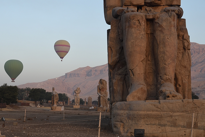 04 MAK_5909.jpg - Sulla strada per raggiungere la valle dei templi si incontrano i colossi di Memnone con lo sguardo rivolto a est, verso il sole nascente. Si organizzano, per i turisti, escursioni in mongolfiera per veder sorgere il sole.
